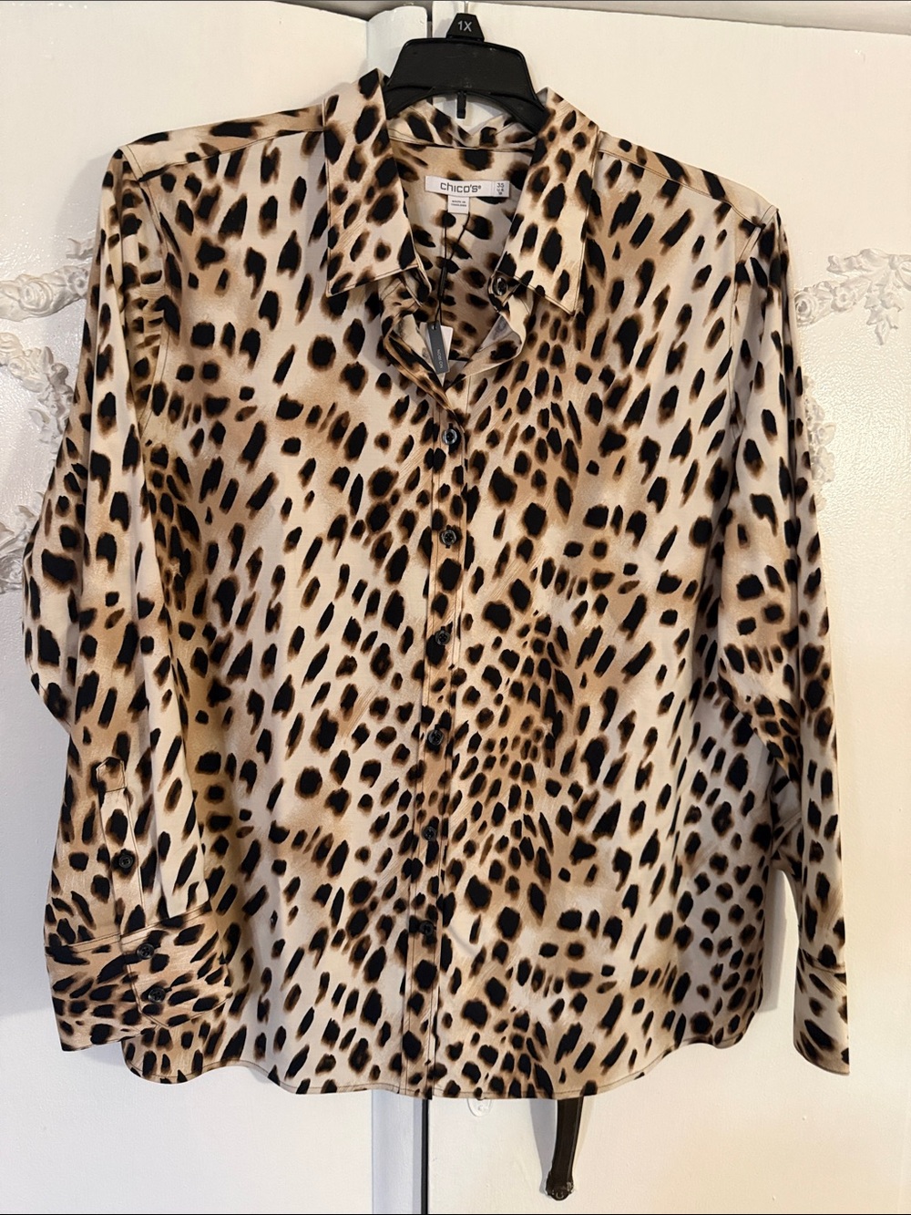 Chico's Wild Cheetah Print Button Down Shirt in No Iron Stretch. SZ 3.5. NWT